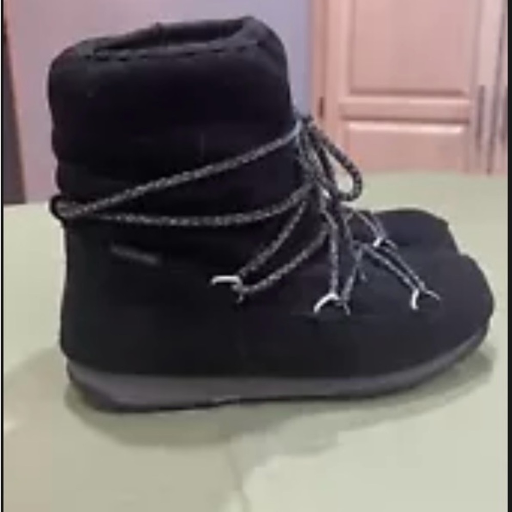 Moon Boot leather snow boot 4.5